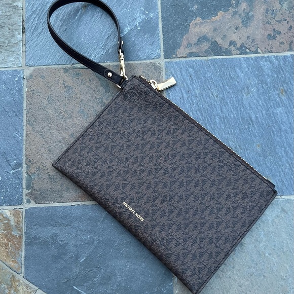 NEW MICHAEL KORS LOGO LARGE ZIP WRISTLET CLUTCH - Picture 7 of 7